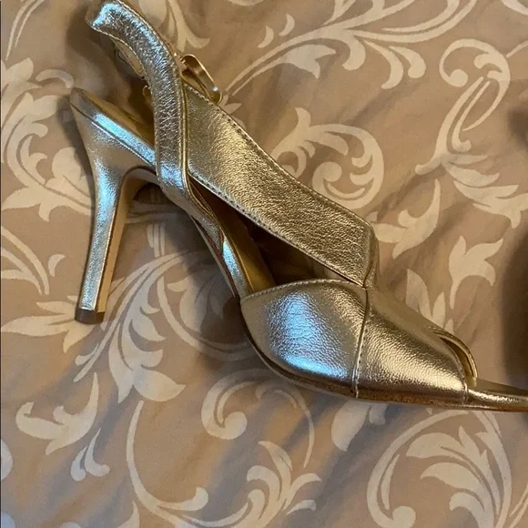 NWTs Michael Kors Gold Soft Leather Heels - Picture 6 of 6